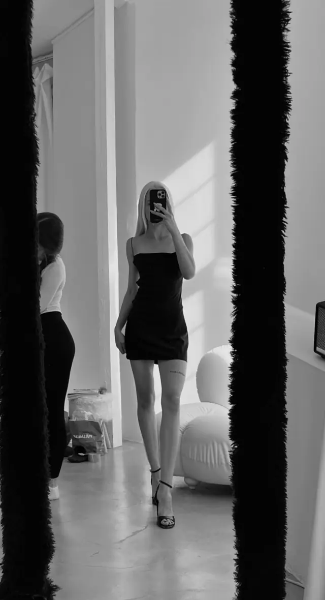 Black and white mirror digital of Alisa